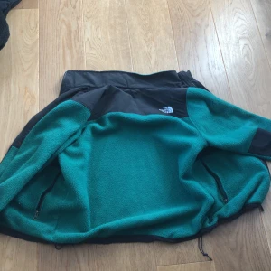 North ace - North ace jacka/kofta. Den är väldigt varm och skön. Funkar på olika årstider. Väldigt praktiska fickor. Storlek M och priset kan diskuteras.