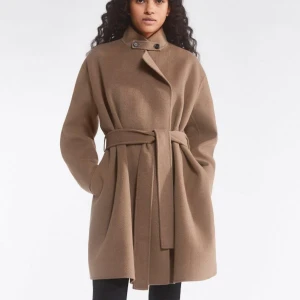 Filippa k edina jacket dark khaki - Perfekta kappan för höstgarderoben! Kappa är av 90% bomull och 10% kashmir vilket gör att den passar både höst och hela vintern då den håller en varm. Går att knäppa i halsen eller ha som vanligt  Inköpt hösten 2022. Nypris 8400kr