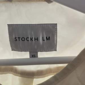 Säljer min super fina jacka från Stockh lm. Passar till både vår å höst! ❤️