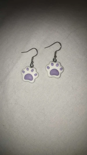 Örhängen med lila tassar  - Väldigt bra skick, handgjorda och tog inte så lång tid att göra.