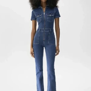 Jumpsuit - Denim jumpsuit i stretchigt jeanstyg från Pull & Bear!  Nyskick, aldrig använd då den var för liten för mig❤️ (Lånad bilder från en tjej på plick och amanda strand)