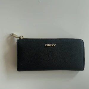 Dkny plånbok  - Säljer min fina plånbok, den är i ett fint skick. Kan skicka fler bilder vid intresse m. 