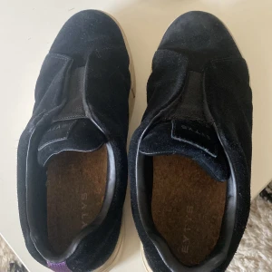 Eytys skor  - Eytys skor. Storlek 43 . Använda men fortfarande i bra skick. Box och cleaningkit medföljer. Nypris 2500