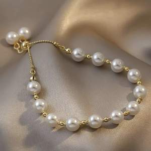 Ett justerbart armband med vita pärlor 🤍🤍✨✨