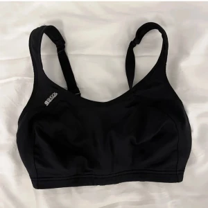 Svart sportbh - Svart sport bh från ”shock absorber”. Har rejäla band och dubbel knäppning i ryggen. Säljer pga att den är för stor för mig 😊