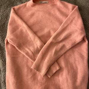 Säljer en rosa stickad tröja ifrån Zara! Den är trendig och väldigt snygg! Lite oversize men sååå bekväm. Nypris: 349kr, säljer för 150kr. 