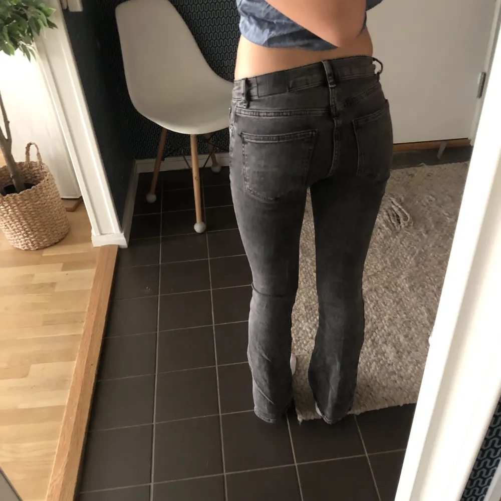 Super snygga lågmidjade gråa jeans från Gina, säljer då de inte kommer till användning längre. Skriv för fler bilder eller vid frågor!💓. Jeans & Byxor.