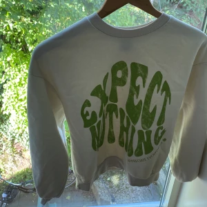 Gina tröja - En tröja från Gina använd en gång ungefär. Fluffig inuti. Säljer pågrund av att den inte kommer till användning längre!💞