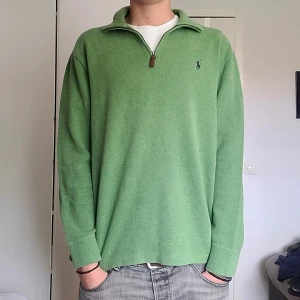 Ralph Lauren half zip - Säljer min riktigt feta polo ralph lauren half-zip! Använd men i toppskick utan några tecken på användning. Jag är 185cm. Om du har minsta lilla fråga är det bara att höra av sig🙂