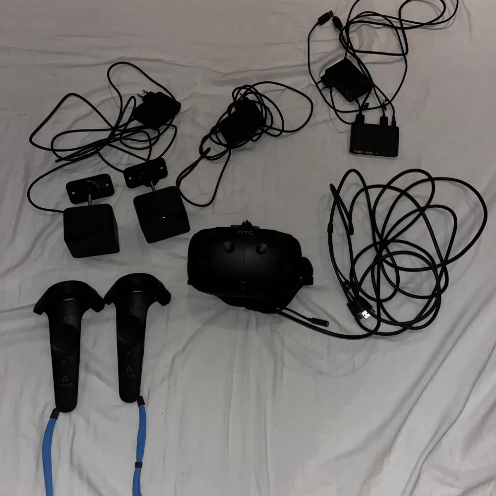 Hej, säljer mitt HTC vive VR (PC). Ungefär 2 år använt men fortfarande i bästa skick! Kontroller, sladdar och kameror ingår! Mötes upp var som helst i stockholm. . Övrigt.