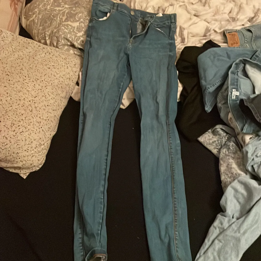 Ett par snygga jeans som är ett par skinny jeans, sitter väldigt fint på! Nypris var 600 kr men tar och säljer dem för 200 . Jeans & Byxor.