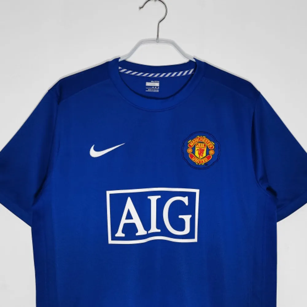 Manchester United retro tredje fotbollströja 08/09. Tröjan är 1:1. Lägg till namn för 40kr. Tar från 2 veckor till en månad att komma till destinationen.. T-shirts.