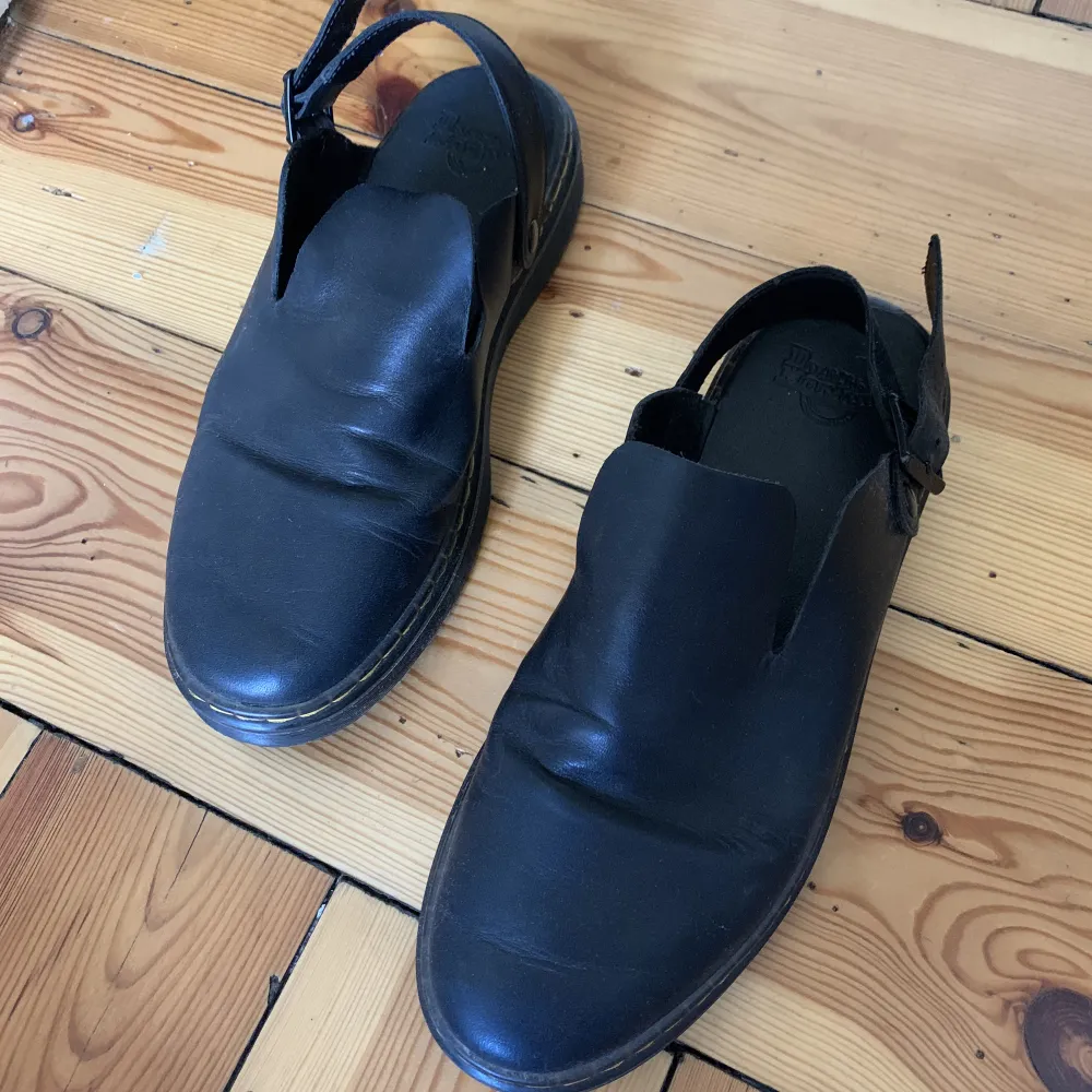 Dr. Martens leather mule. The size is 45 but they are made super small, I am a size 42/43 and I needed this size. Adjustable strap in the back. Skor.