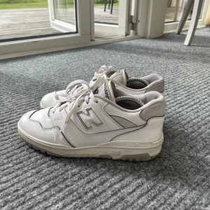 new balance 550 white  - säljer nu mina new balance 550 i och med att de inte kommer till använing. Använt skick med lite färg defekter på framsidan. Nya new balance innersulor. Hör gärna av dig för mer bilder och info😁👍