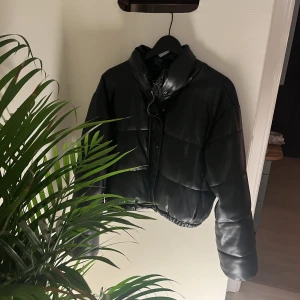 munkjacka - svart pufferjacket, knappt använd. jättefin och hyfsat varm. kan mötas upp eller frakta för fraktpris :)