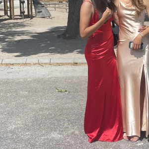 Balklänning - Säljer min balklänning som jag använde på balen i 9an. Dvs använd en gång så nyskick. Den har ett ganska långt snitt på vänster sida.(bild 2). Och är även korsad och öppen i ryggen.(bild 3) Hör av dig vid frågor och funderingar!!