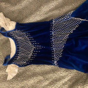 Konståknkngsdräkt  - Säljer min konståkningsdräkt som är i fint skick men tyvärr för liten. Nypris: 1200kr, säljer för 500kr. 