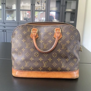 Louis Vuitton väska - Louis Vuitton Modell Alma, hyftas fint skick haft den i några år använt med kärlek💕(jag ståt för frakten) skriv för intrsse eller frågor (: 