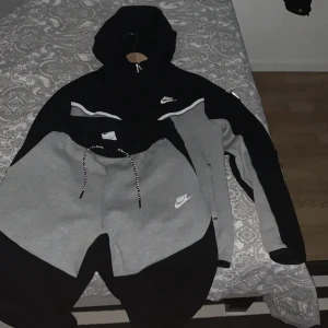 Nike tech fleece - Bra skick. 7/10. Liten skada på armen. Därför billigt pris. Använder it längre. Byxor Size M, tröja size S.