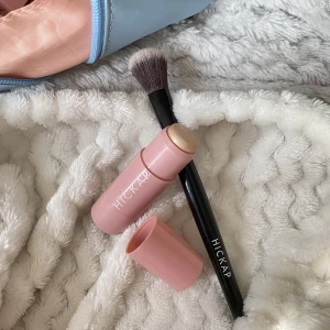 Hickap highligher duo - Säljer mitt highligting stick tillsammans med en borste till bla highlighter (båda ifrån hickap). Båda är endast testade och kommer i ett väldigt gott skick 🫶🏼Ordpris tillsammans är 350+frakt. Säljer för 280+frakt (går eventuellt att köpa de separat) 😇