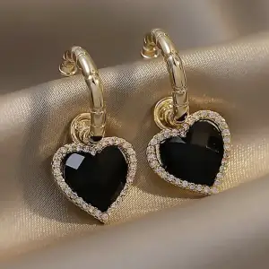 Svarta runda hängande örhängen i formen av ett klassiskt hjärta 🖤🖤 Allt i shoppen är helt nytt såklart