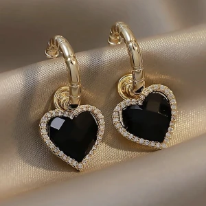 Black hearth earings🖤🖤🖤 - Svarta runda hängande örhängen i formen av ett klassiskt hjärta 🖤🖤 Allt i shoppen är helt nytt såklart