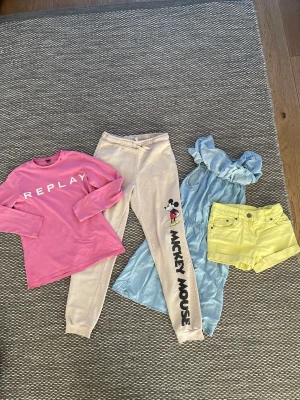 Barnkläder strl 152 - Super sköna och fina tjej barnkläder i strl 152💕väldigt bra skick men använda ganska många gånger💗den rosatröjan och de gula byxorna är inte använd lika många gånger😁60 kr st och 200 för alla🌟