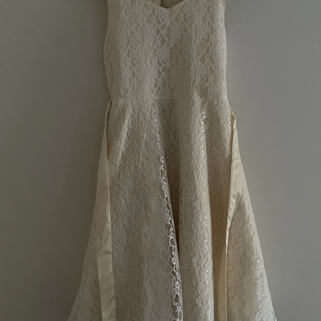 Vit spets barnklänning - 90