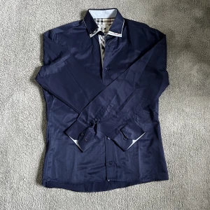 Burberry skjorta - Säljer nu min helt nya Burberry skjorta i storlek S, men den passar absolut större. Den är i färgen mörkblå, så ganska sällsynt. Nypris: ca 5000kr, Mitt pris: 899kr! Bara att höra av er om ni har frågor.