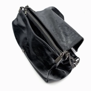 Zara väska  - Säljer nu min zara väska från förra året då det inte är min stil längre, Nyrpis 399kr, mitt pris 200kr (frakt kan tillkomma) men  pris är prutbart vill bli av med den!! 