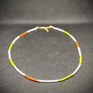 Halsband med färgade pärlor  - Ny
