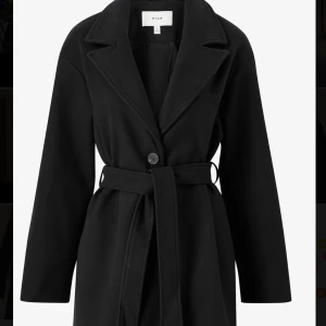 Vinterkappa - Säljer min vinterkappa ifrån VILA i storlek 36, använd några få gånger. Kappan är i väldigt bra skick, lite nopprig bara. Pris kan diskuteras vid snabb affär