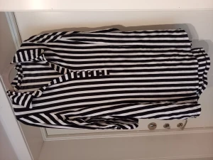 Randig klänning  - Fint skick bara provad, katt finns I hemmet men rollar av innan jag skickar 