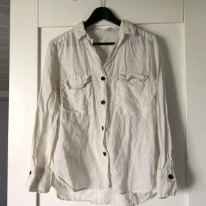 Linneskjorta från Zara i storlek XS✨ använd men i bra skick💘🩷