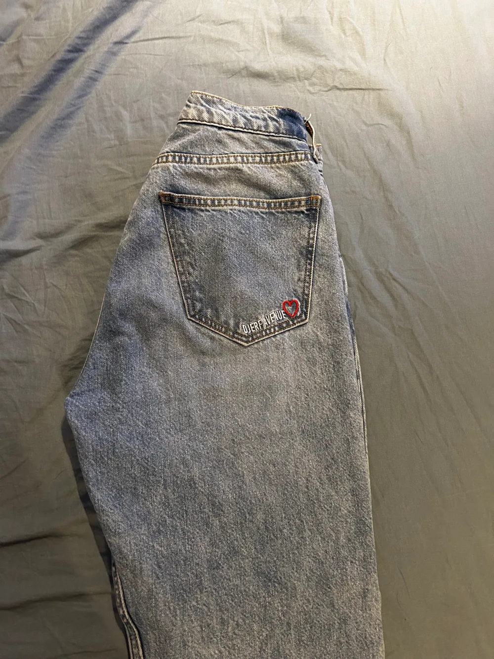 Djerf avenues Relaxed Jeans Washed Blue i storlek 26. Har sytt in dom i midjan men skulle säga att det passar en person som har storlek 36 i jeans. Använda 2 ggr. Originalpris 1299kr. Jeans & Byxor.