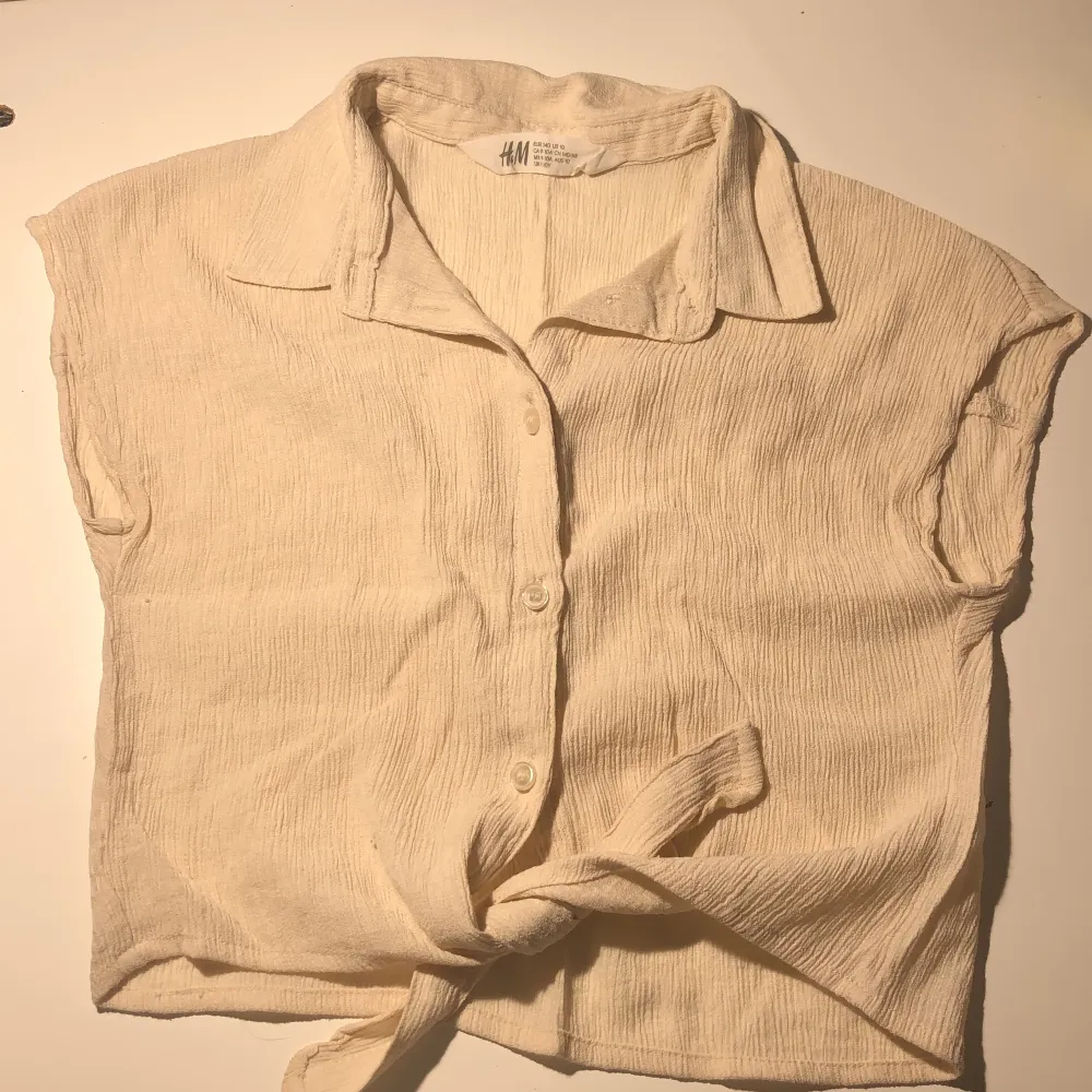 Beige, croppad blus i storlek 140 från h&m. Blusen har en krage och knyte.💗 Pris:25kr. T-shirts.