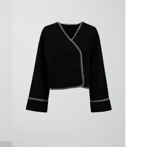 Blanket stitch jacket Gina Tricot - Blanket stitch jacket från Gina Tricot i storlek M. Den är slutsåld på hemsidan. Jackan är inte använd och har lappen kvar. 