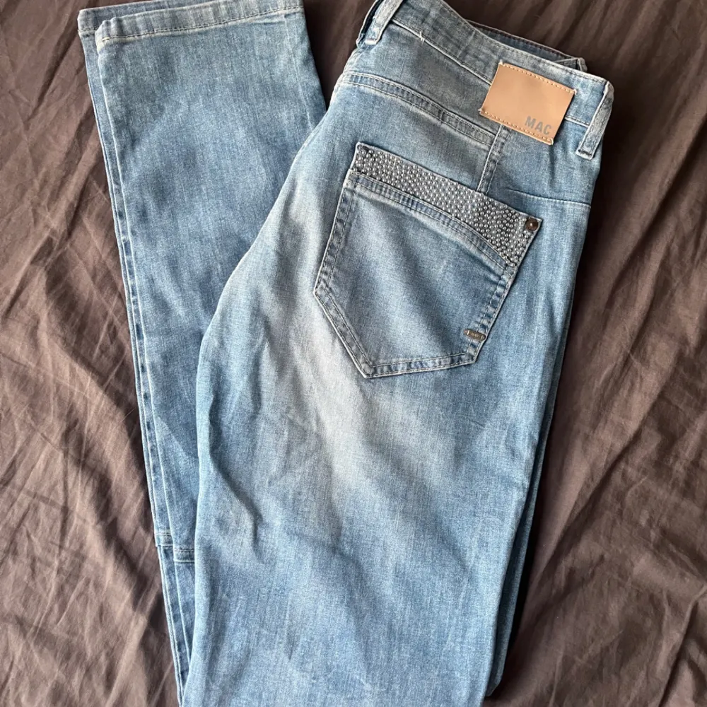 Säker dessa jätte fina jeans med pärl detaljer, säker dessa pågrund av att det inte kommer till användning🫶🏻. Jeans & Byxor.