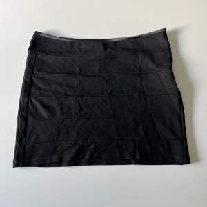 Svart kjol från Stockh LM. Midjemått: 80 cm. Längd: 36 cm 💕