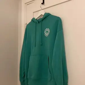 grön hoodie från H&M använd gärna köp nu! 🥰