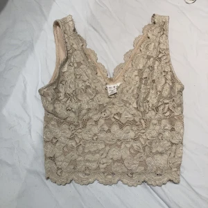 Spets topp  - Säljer den här spets toppen! 