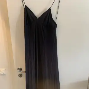 Zara klänning i mörkgrått m öppen rygg 