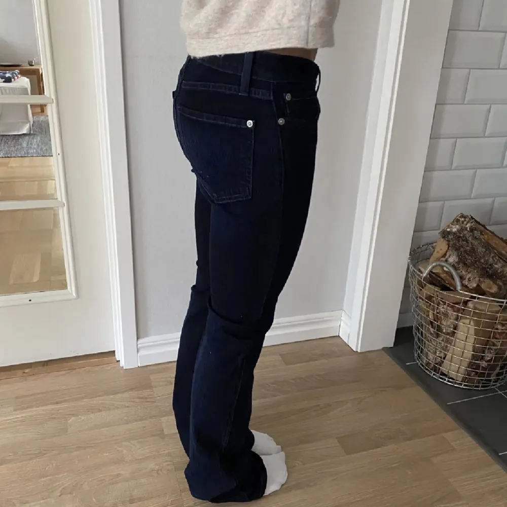 Säljer de här jeansen i nyskick, superfina och stretchiga. Det är 38cm rakt över midjan som motsvarar 27.. Jeans & Byxor.