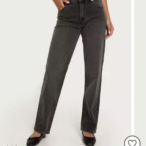 Jeans  - Grå/uttvättad svart färg💗 super fina, skriv privat för egna bilder. Från Abrand 