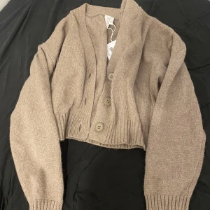 C.W. stickad cardigan - Jättefin färg, aldrig använd med prislapp kvar (slut på hemsidan)