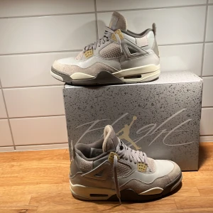 Jordan 4 craft  - Hej jag säljer mina Jordan 4 craft se eftersom jag behöver pengar. Dom är köpta på Nike sneakers appen när dom släpptes (kvitto finns). Skick 9/10 andvända ca 8 gånger . Priset kan diskuteras!!!