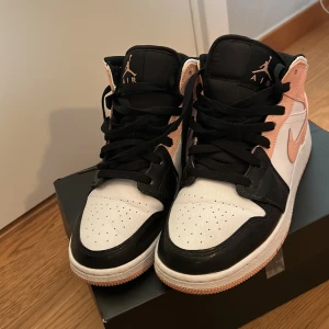 Jordans  - Jätte fina jordans, säljer pågrund av att de tyvärr inte kommer till användning. Nyskick och crease skydd ingår samt kartongen dem e köpta i! De är svara , vita och rosa 
