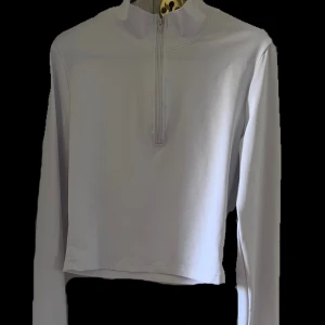 Träningströja - Vit träningströja med hål för tunmarna. Kan frakta men även mötas upp 🥰