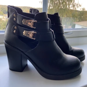 Svarta klackskor - Ett par sparsamt använda klackskor i fint skick!😍  Klacken är 8cm hög!👠  (Finns små tecken på användning, men inget man tänker på)