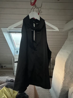 Populär topp - Säljer den slutsålda zara toppen då jag inte riktigt gillar den. Använd Max 2 ggr men och absolut ingen defekt❤️❤️
